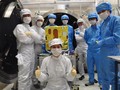 Nhóm kỹ sư và chuyên gia Việt Nam thử nghiệm vệ tinh Micro Dragon tại Viện Công nghệ vũ trụ, thuộc Viện hàn lâm Khoa học và công nghệ Việt Nam - Ảnh: Viện Công nghệ vũ trụ cung cấp