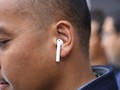 Nhận nhiều chỉ trích ban đầu nhưng AirPods của Apple đang có sức bán cực tốt. Ảnh: Techcrunch.