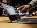 Một vị khách đang chỉ tay vào chiếc MacBook Pro tại sự kiện của Appleở Cupertino. Ảnh Reuters/Beck Diefenbach