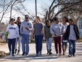 Mark Zuckerberg  cùng với người dân của Oak Cliff, gần Dallas, Texas. 