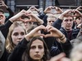 Người dân Brussels lấy tay làm biểu tượng trái tim để tưởng niệm các nạn nhân của vụ khủng bố cách đây 1 năm