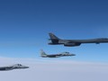 Máy bay ném bom B-1B Lancer bay trong đội hình với 2 máy bay F-15 của Không quân Phòng vệ Nhật Bản ngày 21/3