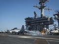 Máy bay F 18 cất cánh từ trên tàu sân bay Carl Vinson