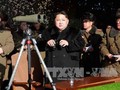 Nhà lãnh đạo Triều Tiên Kim Jong-un (giữa) thị sát cuộc tập trận của đơn vị pháo binh Quân đội Nhân dân Triều Tiên tại một địa điểm bí mật trên lãnh thổ nước này. Ảnh: REUTERS/TTXVN