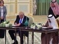 Tổng thống Mỹ Donald Trump (trái) và Quốc vương Saudi Arabia  Salman bin Abdulaziz trong lễ ký tại Cung điện Hoàng gia Saudi ở Riyadh. Ảnh: AFP