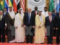 Tổng thống Mỹ Donald Trump (giữa), Quốc vương Saudi Arabia Salman Bin Abdul Aziz (thứ 3, phải), Quốc vương Jordan Abdullah II (thứ 2, phải) và Tổng thống Ai Cập Abdel Fattah al-Sisi (phải) chụp ảnh chung tại hội nghị ở Riyadh ngày 21/5. (Nguồn: AFP/TTXVN)