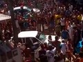 Đám đông vây quanh xe của Luiz Aurelio de Paula
