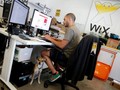 Nhân viên công ty thiết kế website Wix.com làm việc tại trụ sở ở Tel Aviv. Ảnh tư liệu của Reuters.
