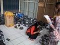 Nhân viên đang kiểm kê phụ kiện điện thoại di động tại một cửa hàng ở Yangon
ẢNH: BLOOMBERG