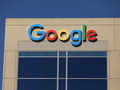 Logo của Google phía trên một tòa nhà của công ty tại  Irvine, California, Hoa Kỳ.  Ảnh  Mike Blake chụp ngày 7/7/2017