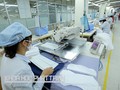 Công nhân Công ty May 10 đang thực hiện một công đoạn trong chuyền may. Ảnh: Anh Sa