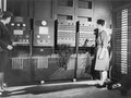 Jean Jennings Bartik (trái) trong lúc sử dụng bảng điều khiển chính của ENIAC. Ảnh: Wikimedia.