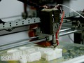 Máy in 3D của Công ty TNHH Gactech đang in sản phẩm bằng vật liệu nhựa carbon. 
Ảnh: Lê Loan