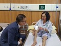 Bệnh nhân cử động khớp gối, đi lại dễ dàng sau thay khớp. Ảnh: Hồng Hải.