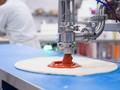 Robot đang làm pizza