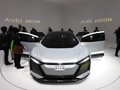 Khách tham quan đang mục sở thị chiếc xe điện tự lái Audi AG Aicon tại Triển lãm Ô tô Frankfurt. Ảnh Bloomberg
