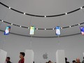 Người dùng hiện có khá nhiều giải pháp để bảo vệ iPhone X. ẢNH: REUTERS