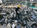 Sắp xếp máy tính bỏ đi ở một nhà máy tái chế rác thải điện tử mới mở ở Vũ Hán, Trung Quốc. Ảnh: Reuters