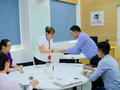 Bà McCarthy, giám đốc nhân sự của Tek Experts toàn cầu tới thăm Đại học Hà Nội trao đổi về chương trình hoạt động của Học viện Tek Academy.