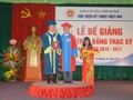 PGS, TS. Nguyễn Hồng Quang - Giám đốc Học viện Kỹ thuật Mật mã trao bằng cho tân Thạc sĩ An toàn thông tin.