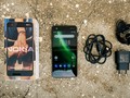 Hộp đựng Nokia 2 có hình ảnh quen thuộc, với hai bàn tay nắm lấy nhau theo tinh thần slogan "Connecting people". Phụ kiện đi kèm khá cơ bản, gồm cáp sạc và tai nghe.