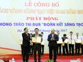 Đề tài vinh dự được Thủ tướng Chính phủ Nguyễn Xuân Phúc trao “Sách Vàng Sáng tạo Việt Nam 2017”. Ảnh: NVCC.