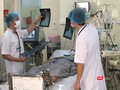 PGS.TS. Đỗ Duy Cường, Giám đốc Trung tâm bệnh nhiệt đới của Bệnh viện Bạch Mai kiểm tra tình trạng sức khỏe cho bệnh nhân cúm