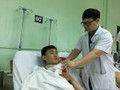 Bác sĩ chăm sóc cho bệnh nhân sau mổ