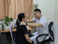 ThS. BS. Nguyễn Giang Nam đang khám cho bệnh nhân L. sau khi chị L. chữa bệnh tại nhà thầy lang.