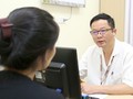 Bác sĩ của Bệnh viện Hữu nghị Việt Đức khám và tư vấn bệnh sỏi tiết niệu