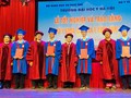 Lãnh đạo Trường Đại học Y Hà Nội trao Bằng cho các bác sĩ và cử nhân y khoa