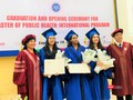 PGS.TS. Đoàn Quốc Hưng – Phó Hiệu trưởng Trường ĐHYHN và GS.TS. Lê Thị Hương – Viện trưởng Viện Đào tạo YHDP và YTCC trao Bằng tốt nghiệp cho 3 học viên xuất sắc nhất khóa