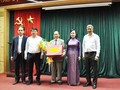 Bộ trưởng Bộ Y tế tặng hoa chúc mừng ông Trần Đắc Phu đã hoàn thành xuất sắc nhiệm vụ