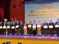 GS. TS Tạ Thành Văn - Hiệu trưởng Trường Đại học Y Hà Nội - trao Giấy khen cho các cá nhân có đóng góp tiêu biểu trong quá trình xây dựng và phát triển Viện Đào tạo RHM.