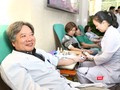 GS.TS. Trần Bình Giang - Giám đốc Bệnh viện Hữu nghị Việt Đức - tham gia hiến máu tình nguyện