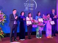 Phó Chủ tịch nước Đặng Thị Ngọc Thịnh và GS. Châu Văn Minh - Chủ tịch Viện Hàn lâm Khoa học và Công nghệ Việt Nam trao Giải thưởng L’Oreál – UNESCO "Vì sự phát triển phụ nữ trong khoa học" cho 3 nhà khoa học nữ xuất sắc năm 2019 