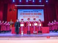 GS.TS. Tạ Thành Văn - Hiệu trưởng Trường Đại học Y Hà Nội - trao Giấy khen cho các tân bác sĩ chuyên khoa II xuất sắc