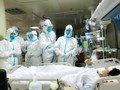 Nhân viên y tế chuyển bệnh nhân nhiễm virus nCoV tại bệnh viện ở thành phố Vũ Hán, tỉnh Hồ Bắc, Trung Quốc ngày 30/1/2020. (Ảnh: THX/TTXVN)