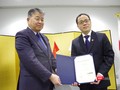 GS. Yamazaki -Hiệu trưởng Đại học Kanazawa – trao bằng Giáo sư danh dự cho GS Tạ Thành Văn - HIệu trưởng Trường Đại học Y Hà Nội