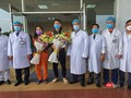 Hai bệnh nhân được xuất viện sáng nay và các y bác sĩ Bệnh viện Bệnh Nhiệt đới Trung ương. Ảnh: Minh Thúy