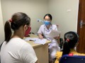 TS. Nguyễn Ngọc Khánh khám, tư vấn cho mẹ và bé gái 6 tuổi dậy thì sớm