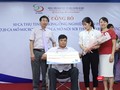 Lãnh đạo Bệnh viện Nam học và Hiếm muộn Hà Nội trao quà TTTON miễn phí cho vợ chồng anh chị Trần Thị Nga và anh Vũ Văn Khải 