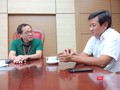 GS. Tạ Thành Văn trao đổi với ông Đoàn Ngọc Hải về vấn đề vận chuyển bệnh nhân sao cho an toàn và hiệu quả
