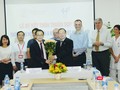 GS. TS. Tạ Thành Văn – Hiệu trưởng Trường Đại học Y Hà Nội và PGS. TS. Võ Văn Bản – Phó Tổng Giám đốc Bệnh viện Việt Pháp Hà Nội ký kết thỏa thuận hợp tác toàn diện