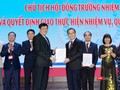 Q. Bộ trưởng Bộ Y tế Nguyễn Thanh Long trao quyết định Chủ tịch Hội đồng trường Trường Đại học Y Hà Nội cho GS.TS. Tạ Thành Văn