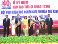 GS.TS. Tạ Thành Văn – Bí thư Đảng ủy, Chủ tịch Hội đồng Trường Đại học Y Hà Nội - chúc mừng tập thể Phòng Quản lý đào tạo Sau đại học được nhận Bằng khen của Bộ GD&ĐT. 