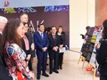 Đại sứ Hoa Kỳ tại Việt Nam, ông Kritenbrink, Thứ trưởng Bộ Y tế Trần Văn Thuấn và GS. TS. Tạ Thành Văn – Chủ tịch Hội đồng Trường Đại học Y Hà Nội và các đại biểu nghe giới thiệu về các bức họa trong triển lãm