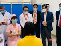 Thứ trưởng Bộ Y tế Trần Văn Thuấn, GS.TS. Tạ Thành Văn – Chủ tịch Hội đồng Trường Đại học Y Hà Nội và nhóm nghiên cứu gặp gỡ, động viên các tình nguyện viên trước giờ tiêm chính thức vacine COVIVAC (sáng nay 15/3).