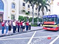 Các thầy cô lãnh đạo Trường Đại học Y Hà Nội tiễn đoàn cán bộ, sinh viên lên đường vào tâm dịch, do GS.TS. Tạ Thành Văn – Chủ tịch Hội đồng Trường Đại học Y Hà Nội - trực tiếp dẫn đầu.