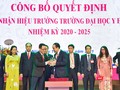 GS.TS. Tạ Thành Văn - Bí thư Đảng uỷ, Chủ tịch Hội đồng Trường Đại học Y Hà Nội - trao biểu trưng của Trường cho GS.TS. Nguyễn Hữu Tú - tân Hiệu trưởng.